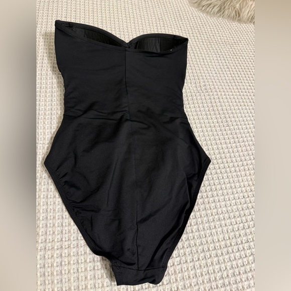 La Blanca Elegant Black Strapless Swimsuit - Picture 4 of 13
